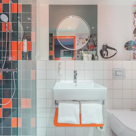 - The Niu, Amity By Ihg Hotel